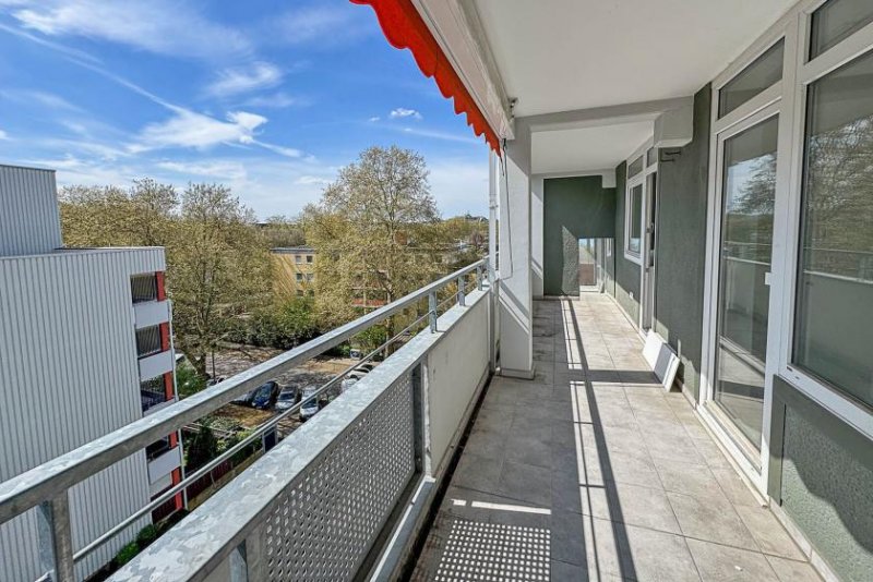 Köln Modernisierte 2-Zimmer-Wohnung mit großem Balkon und Tiefgaragenplatz in Köln-Weiden (bezugsfrei) Wohnung kaufen