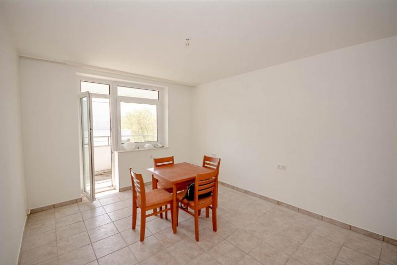 Köln Modernisierte 2-Zimmer-Wohnung mit großem Balkon und Tiefgaragenplatz in Köln-Weiden (bezugsfrei) Wohnung kaufen