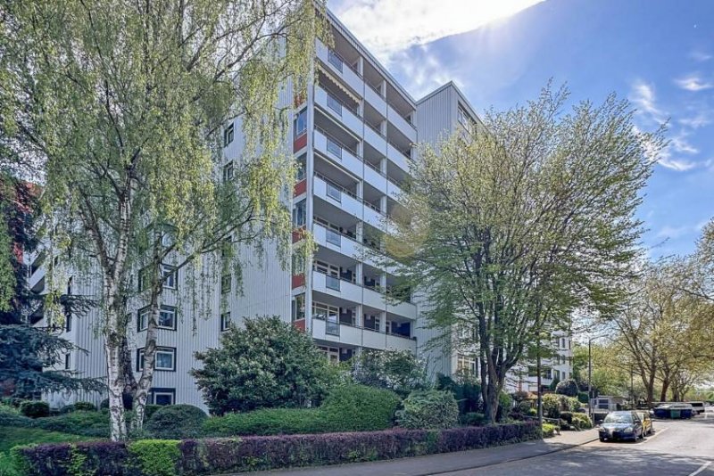 Köln Modernisierte 2-Zimmer-Wohnung mit großem Balkon und Tiefgaragenplatz in Köln-Weiden (bezugsfrei) Wohnung kaufen