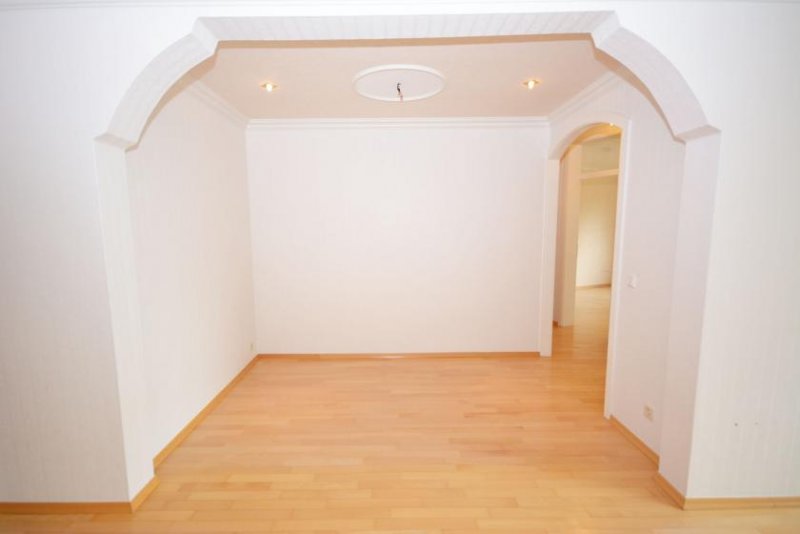 Köln Großzügige Wohnung mit Loggia und Tiefgaragenstellplatz in Lövenich (bezugsfrei) Wohnung kaufen