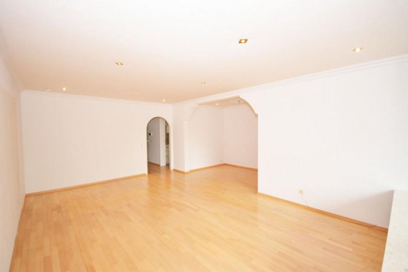 Köln Großzügige Wohnung mit Loggia und Tiefgaragenstellplatz in Lövenich (bezugsfrei) Wohnung kaufen