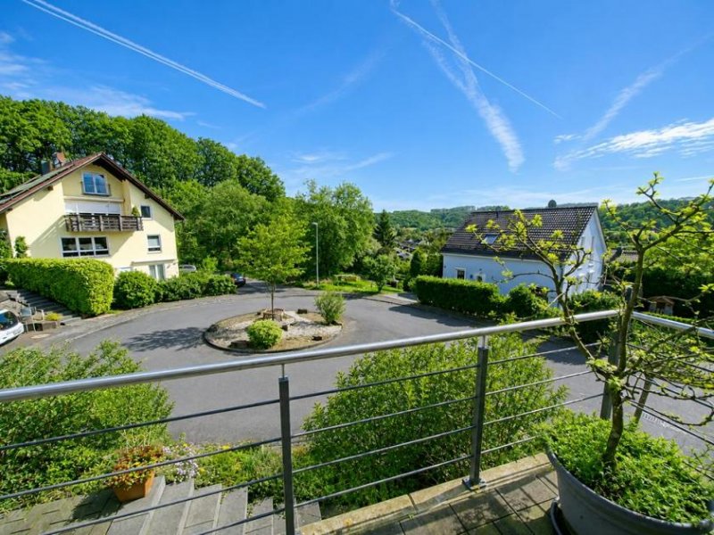 Overath CITYHOUSE: Modernes KFW 55 Energiesparhaus mit Solaranlage, Kamin, Vorrichtung für E-Ladestation Haus kaufen