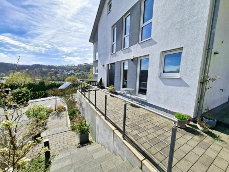 Overath CITYHOUSE: TOP modernes, großes Energiesparhaus, KFW 55 mit Solaranlage, EBK, Kamin, Garten, Garage Haus kaufen