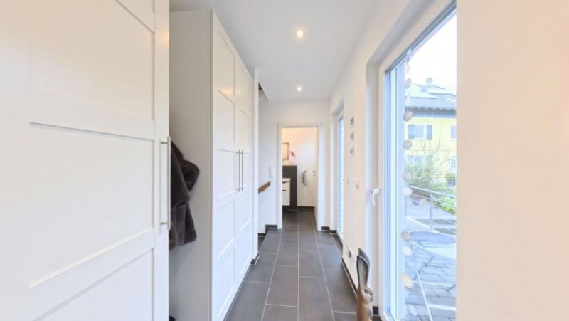 Overath CITYHOUSE: TOP modernes, großes Energiesparhaus, KFW 55 mit Solaranlage, EBK, Kamin, Garten, Garage Haus kaufen