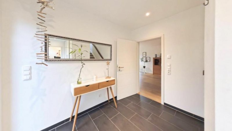 Overath CITYHOUSE: TOP modernes, großes Energiesparhaus, KFW 55 mit Solaranlage, EBK, Kamin, Garten, Garage Haus kaufen