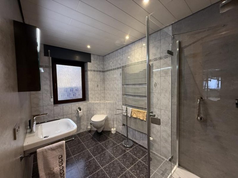 Monschau Gepflegtes Ein- oder Zweifamilienhaus mit großer Werkstatt und weitläufigem Grundstück Haus kaufen