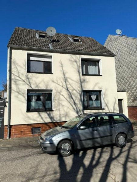 Düren Kleines Einfamilienhaus mit Garten, Garage und Zusatzflächen in guter Lage von Düren-Birgel Haus kaufen
