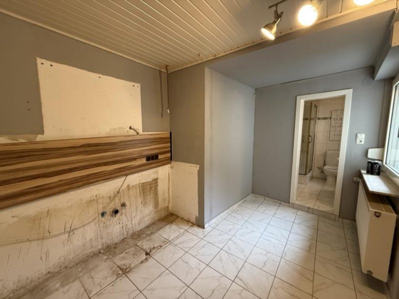 Düren Kleines Einfamilienhaus mit Garten, Garage und Zusatzflächen in guter Lage von Düren-Birgel Haus kaufen