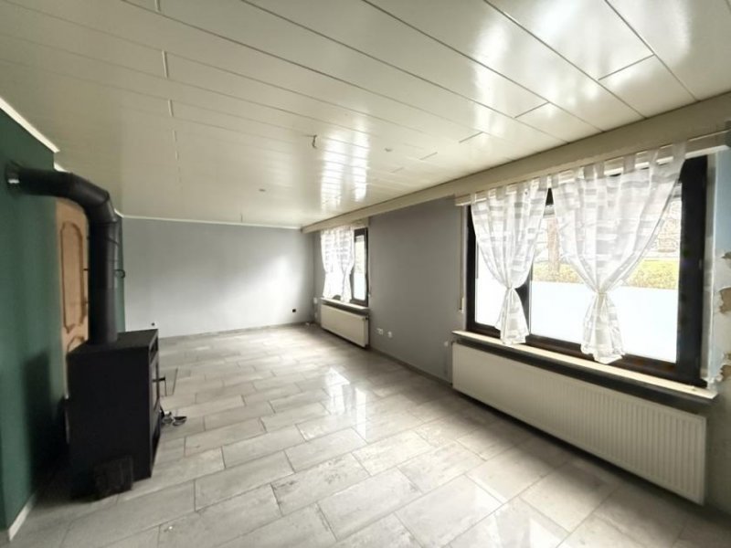 Düren Kleines Einfamilienhaus mit Garten, Garage und Zusatzflächen in guter Lage von Düren-Birgel Haus kaufen