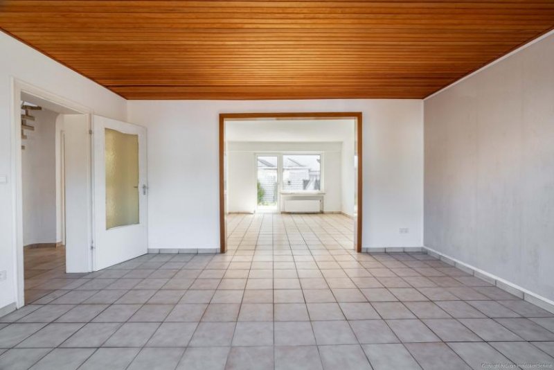 Bonn Bonn-Niederholtorf: Familienhaus mit viel Platz, Garten & Entwicklungspotenzial Haus kaufen