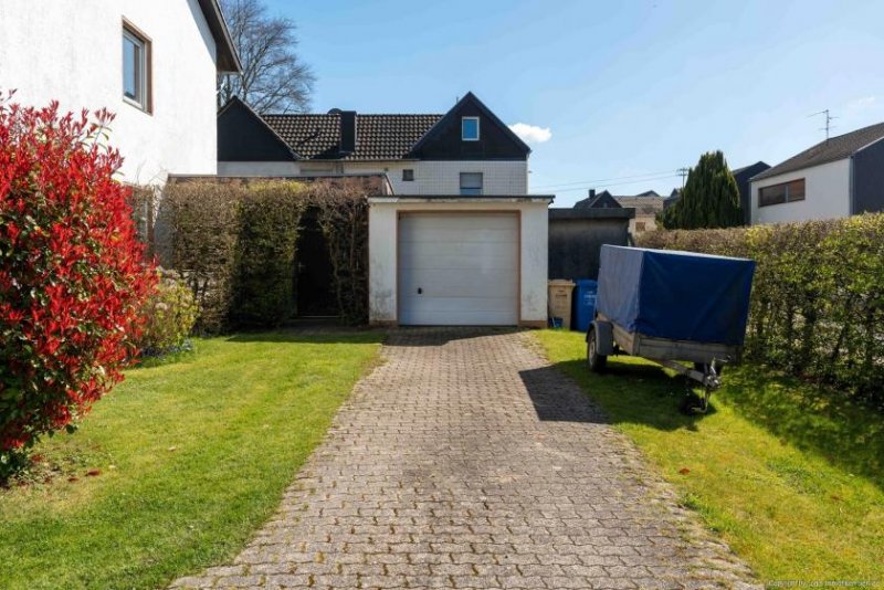 Bonn Bonn-Niederholtorf: Familienhaus mit viel Platz, Garten & Entwicklungspotenzial Haus kaufen