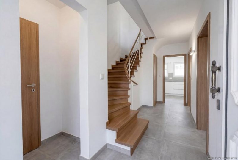 Bonn Bonn-Niederholtorf: Familienhaus mit viel Platz, Garten & Entwicklungspotenzial Haus kaufen