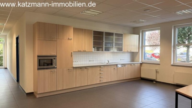 Bornheim (Rhein-Sieg-Kreis) Exklusives Büro-/Verwaltungs-/Schulungsgebäude mit Staffelgeschoss u. großem Grundstück (3.001 m²) zu verkaufen Gewerbe