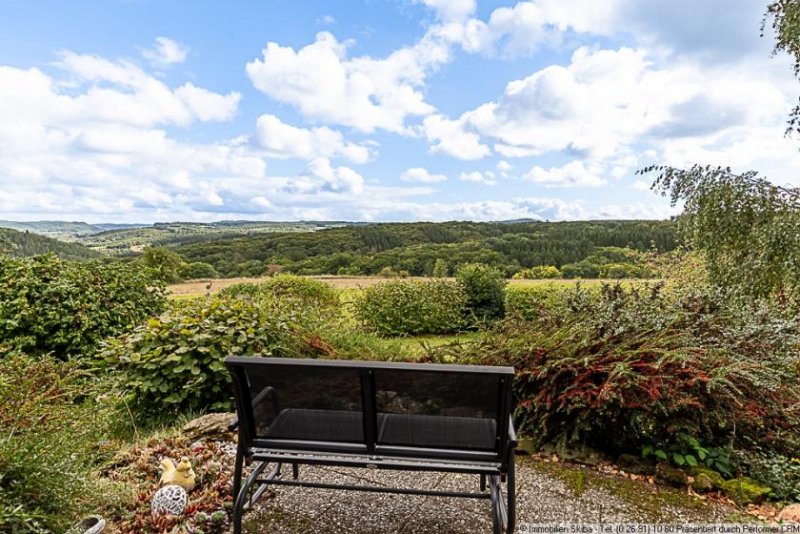 Senscheid Traumhafter Panoramablick: Großzügiger Winkelbungalow am Ortsrand von Senscheid in der Eifel Haus kaufen