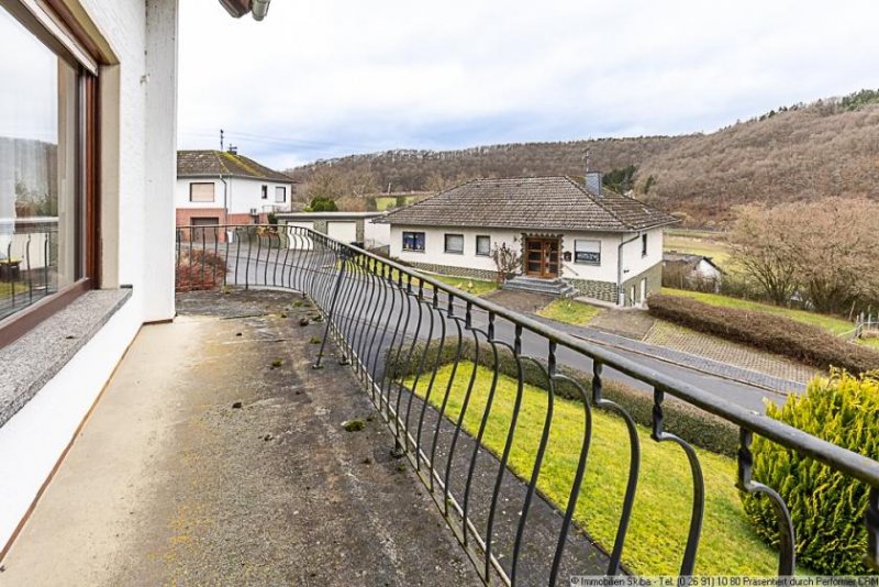 Müsch Erhöhte Lage: Gepflegtes Wohnhaus mit Aussicht und zwei Garagen Haus kaufen