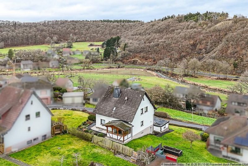 Müsch Erhöhte Lage: Gepflegtes Wohnhaus mit Aussicht und zwei Garagen Haus kaufen