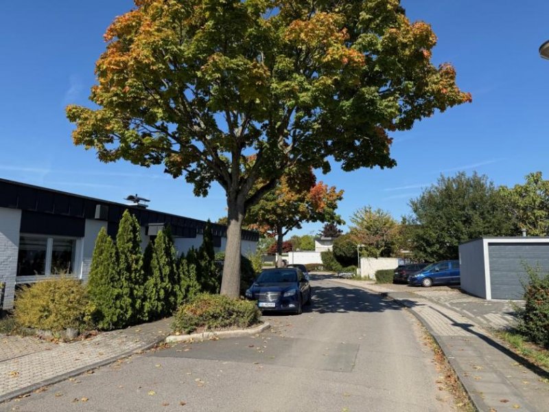 Troisdorf TROISDORF ESCHMAR top Bungalow, Bj. 2004, 5 Zimmer, ca. 160 m² Wfl. 460 m² GrSt., Keller, Garage, PV Haus kaufen