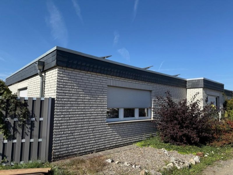 Troisdorf TROISDORF ESCHMAR top Bungalow, Bj. 2004, 5 Zimmer, ca. 160 m² Wfl. 460 m² GrSt., Keller, Garage, PV Haus kaufen