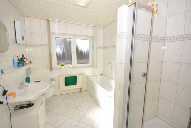 Niederkassel Bezugsfrei: Großzügige Dachgeschosswohnung mit Balkon, Carport und Stellplatz in Niederkassel-Rheidt Wohnung kaufen