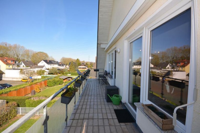 Niederkassel Bezugsfrei: Großzügige Dachgeschosswohnung mit Balkon, Carport und Stellplatz in Niederkassel-Rheidt Wohnung kaufen