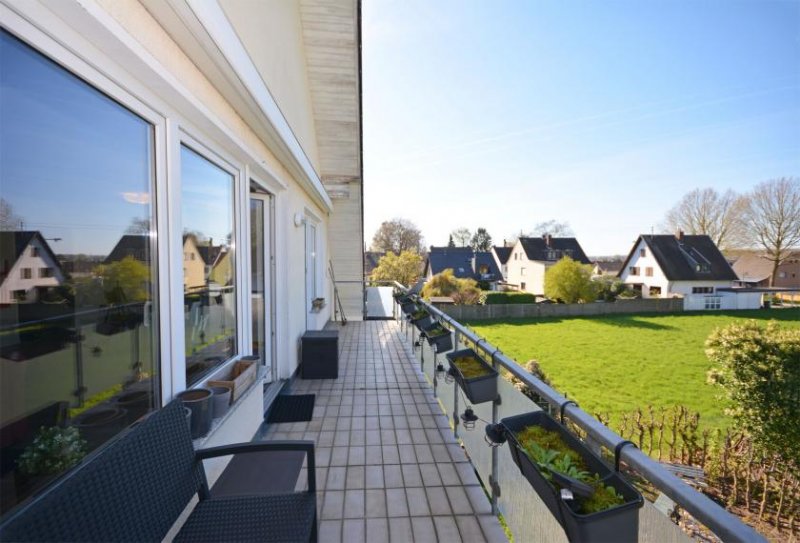 Niederkassel Bezugsfrei: Großzügige Dachgeschosswohnung mit Balkon, Carport und Stellplatz in Niederkassel-Rheidt Wohnung kaufen