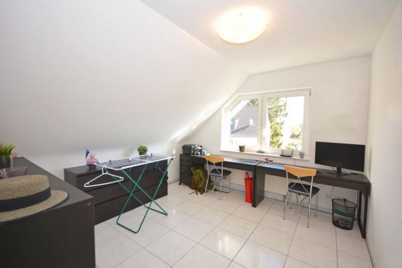 Niederkassel Bezugsfrei: Großzügige Dachgeschosswohnung mit Balkon, Carport und Stellplatz in Niederkassel-Rheidt Wohnung kaufen