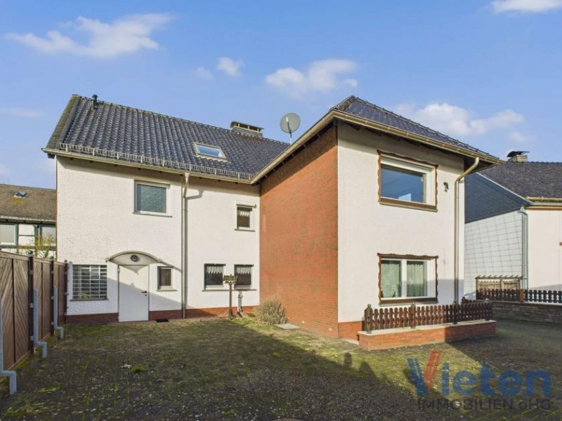 Hellenthal Großzügiges Wohnhaus mit flexibler Nutzung und Garagenensemble in ruhiger Eifellage Haus kaufen