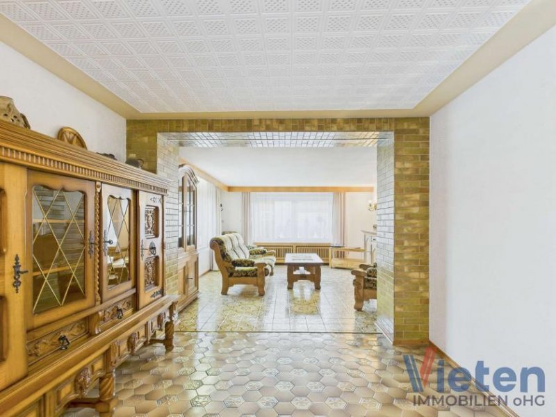 Hellenthal Großzügiges Wohnhaus mit flexibler Nutzung und Garagenensemble in ruhiger Eifellage Haus kaufen