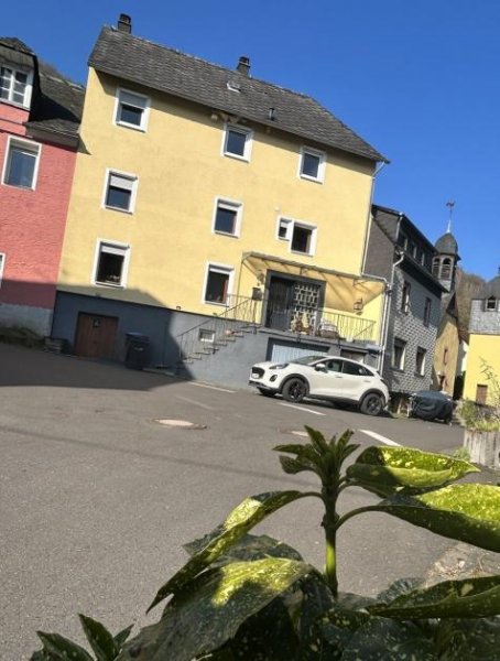 Kröv Wohnhaus mit Potenzial (bis drei Ferienwohnungen möglich), Garten und Garage Haus kaufen