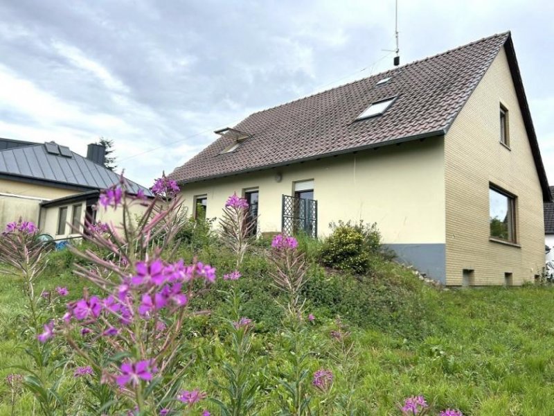 Kirchberg (Hunsrück) Einfamilienwohnhaus im kleinen Ort Nähe Kirchberg (2,5 km) mit großem Garten u. Garage Haus kaufen