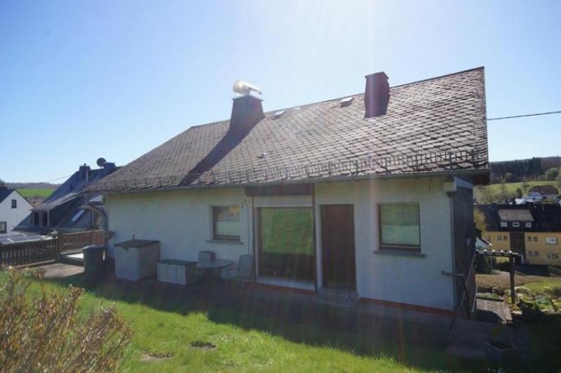 Niederelbert Niederelbert, solides Wohnhaus mit herrlichem Blick in beliebter Lage *VIRTUELLE 360° BESICHTIGUNG AUF ANFRAGE* Haus kaufen