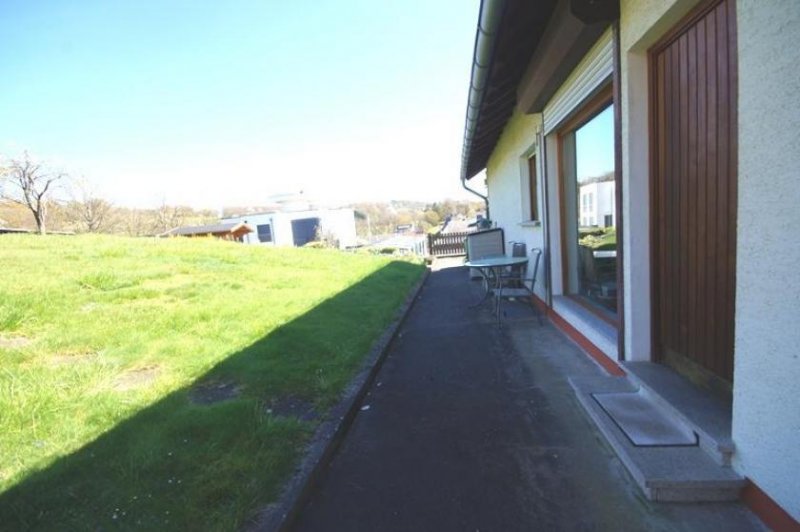 Niederelbert Niederelbert, solides Wohnhaus mit herrlichem Blick in beliebter Lage *VIRTUELLE 360° BESICHTIGUNG AUF ANFRAGE* Haus kaufen