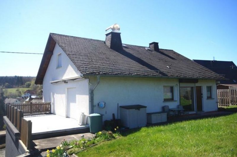Niederelbert Niederelbert, solides Wohnhaus mit herrlichem Blick in beliebter Lage *VIRTUELLE 360° BESICHTIGUNG AUF ANFRAGE* Haus kaufen