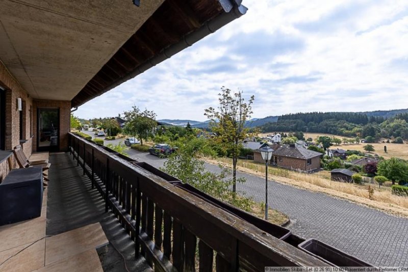 Langscheid Weitblick in Langscheid bei Mayen: Wohnhaus mit Einliegerwohnung und Garagen Haus kaufen