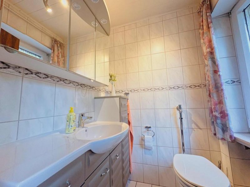 Wissen CITYHOUSE: Großzügiges Zweifamilienhaus mit Ausbaupotenzial, Garten & 3 Garagen Haus kaufen