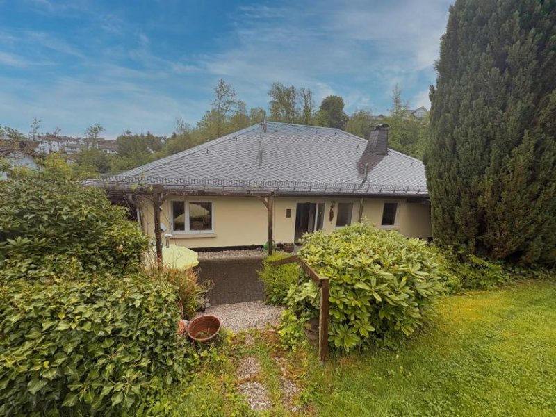 Wissen CITYHOUSE: Großzügiges Zweifamilienhaus mit Ausbaupotenzial, Garten & 3 Garagen Haus kaufen