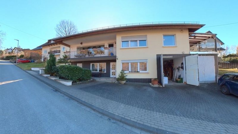 Wissen CITYHOUSE: Großzügiges Zweifamilienhaus mit Ausbaupotenzial, Garten & 3 Garagen Haus kaufen