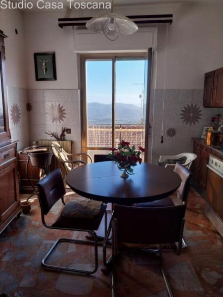 Caldana Großzügiges Wohnhaus mit Garten, Dachterrasse und fünf Garagen Haus kaufen