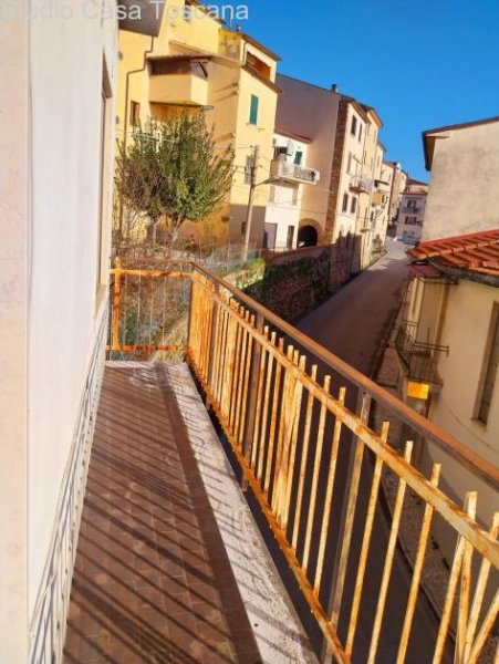 Caldana Großzügiges Wohnhaus mit Garten, Dachterrasse und fünf Garagen Haus kaufen