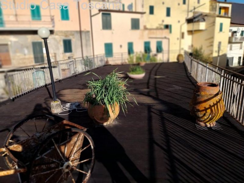 Caldana Großzügiges Wohnhaus mit Garten, Dachterrasse und fünf Garagen Haus kaufen