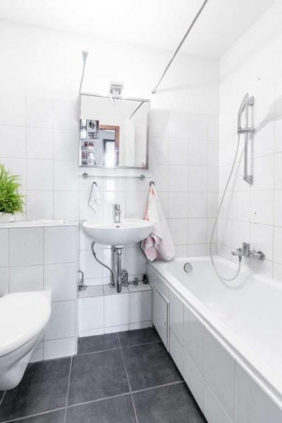 Frankfurt am Main Charmante 2-Zimmer-Wohnung in Frankfurt-Bornheim – 5. Obergeschoss, Aufzug, Balkon & Ausblick Wohnung kaufen