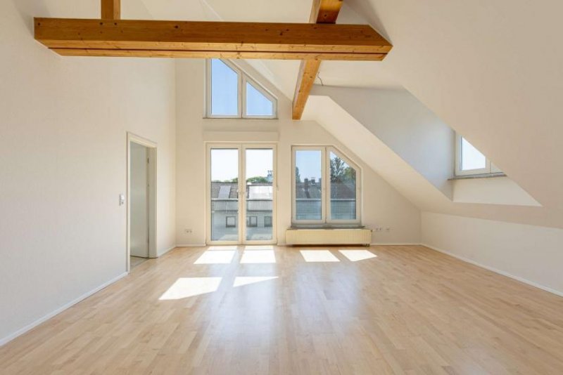 Frankfurt am Main Hohe Decken, kleine WEG, neue Heizung - schöne Dachgeschosswohnung in Seckbach Wohnung kaufen
