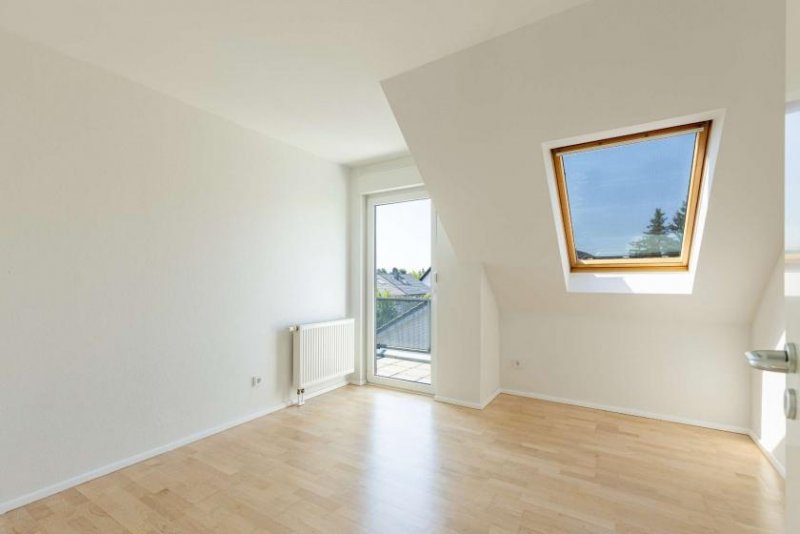 Frankfurt am Main Hohe Decken, kleine WEG, neue Heizung - schöne Dachgeschosswohnung in Seckbach Wohnung kaufen