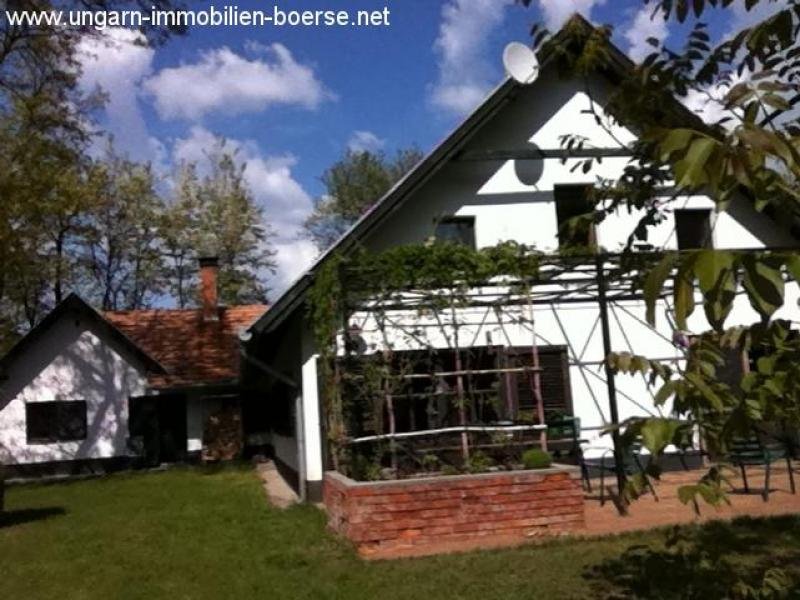 Kikunmajsa Für Lebensgeniesser: rustikale Villa mit Grundstück im Wald Haus kaufen