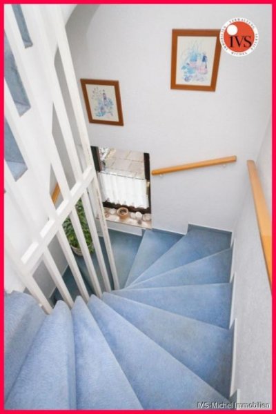 Friedrichsdorf (Hochtaunuskreis) ** Kapitalanleger gesucht **
5 Zi. - RMH, inkl.1 Garage plus 2 Stellplätze im Freien -
ELW im DG! Haus kaufen