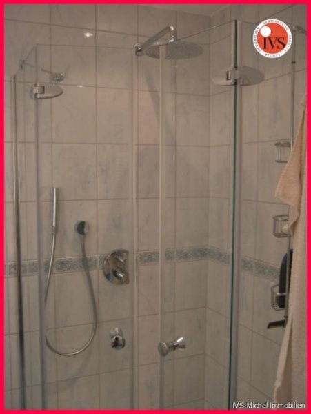 Friedrichsdorf (Hochtaunuskreis) ** Kapitalanleger gesucht **
5 Zi. - RMH, inkl.1 Garage plus 2 Stellplätze im Freien -
ELW im DG! Haus kaufen