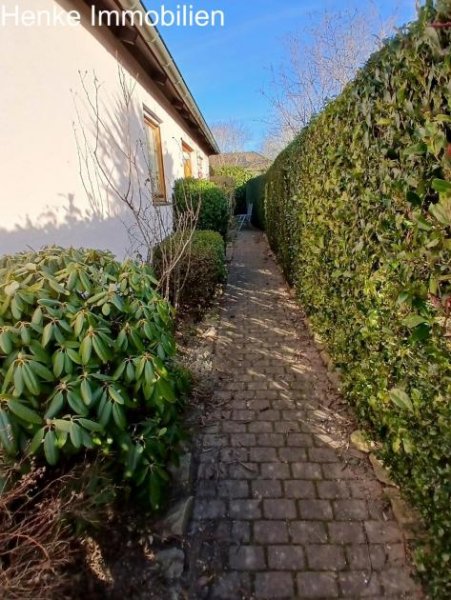 Glashütten SCHÖNER WALMDACH-WINKELBUNGALOW, 5 ZIMMER, 132,64 m² WFL, 122,51 m² NFL, 975 m² GRUNDSTÜCK, GARAGE, 2 PKW-ABSTELLPLÄTZE 