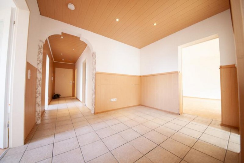 Rodgau DIETZ: Provisionsfreie 4 Zi. ETW im 5. OG mit Aufzug, Loggia, Keller, eigener Garage! SOFORT FREI! Wohnung kaufen