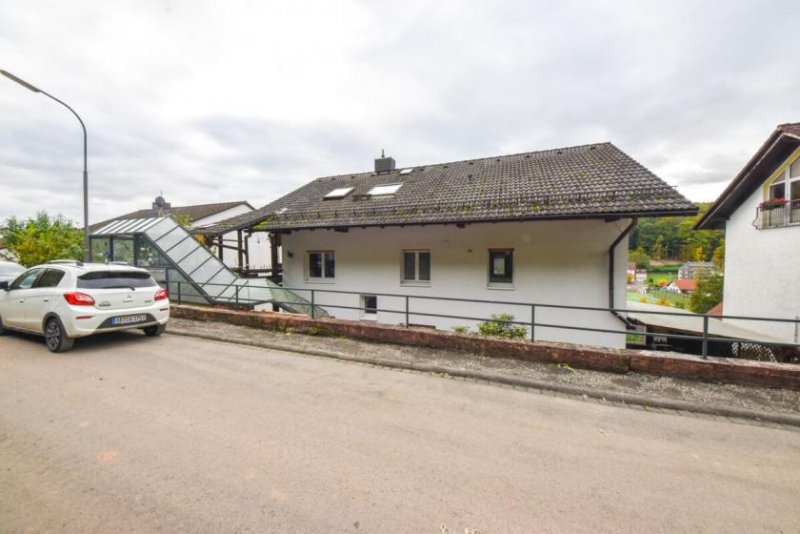 Bad Soden-Salmünster DIETZ: 2 bis 3 Familienhaus mit schönem Blick, Doppelgarage in Waldrandlage! 1 Wohneinheit frei! Haus kaufen