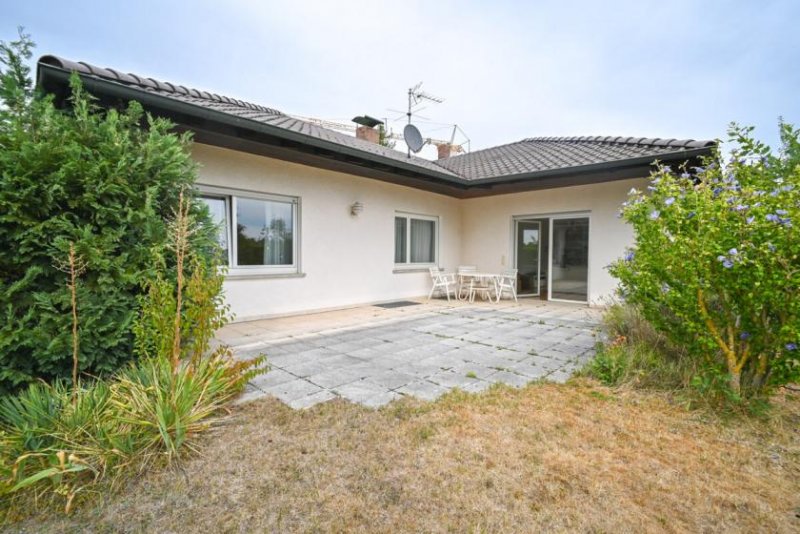 Großostheim DIETZ: Gepflegter Bungalow in direkter Feldrandlage mit Keller, Garage und viel Platz in Ringheim! Haus kaufen